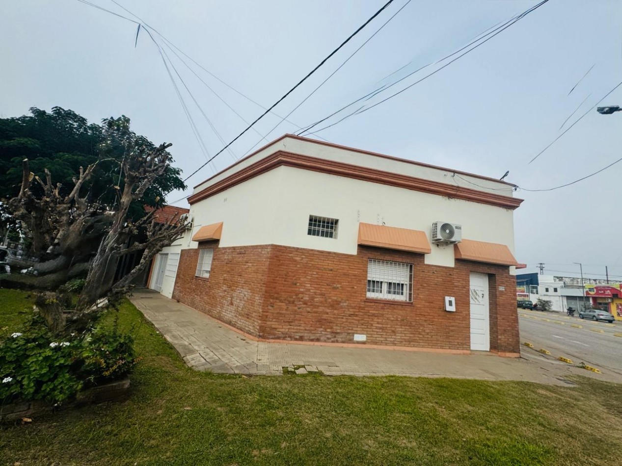 CASA SOBRE AV BLAS PARERA (EN OCHAVA)