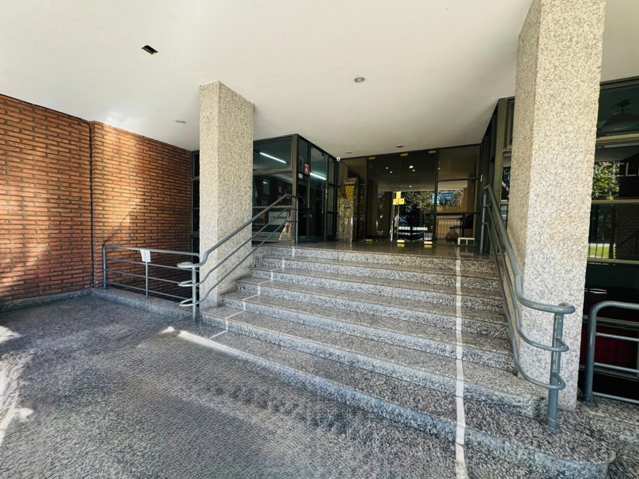 LOCAL COMERCIAL EN PLENO CENTRO FRENTE A LA PLAZA DEL SOLDADO