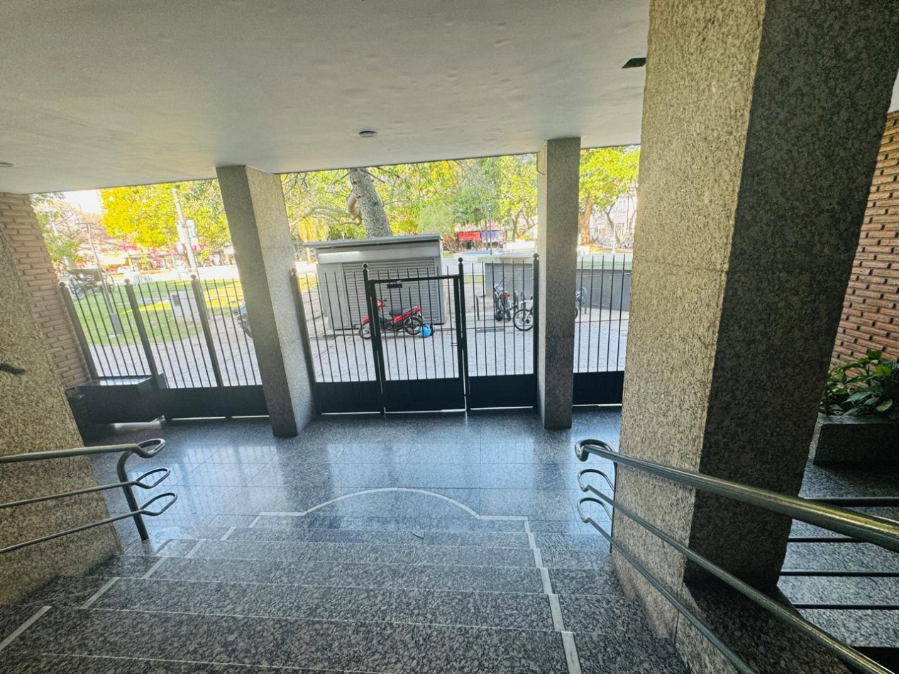 LOCAL COMERCIAL EN PLENO CENTRO FRENTE A LA PLAZA DEL SOLDADO