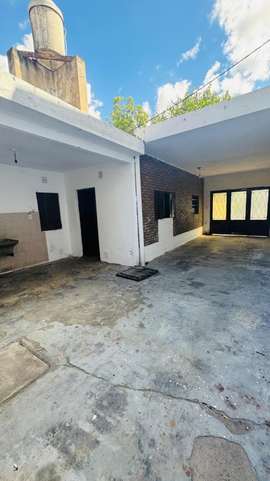 CASA EN VENTA 3 DORMITORIOS CON COCHERA 